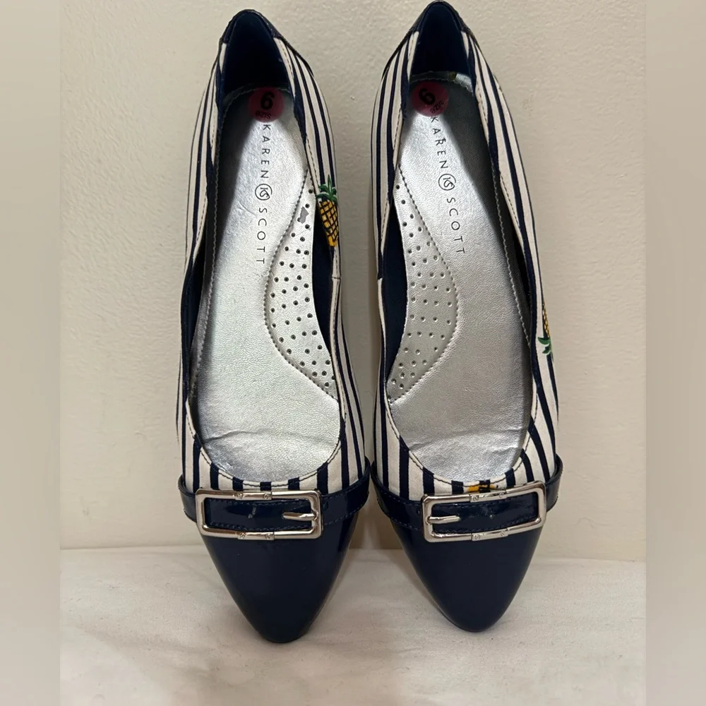 Karen Scott Navy & White flat with pineapple print in size 9